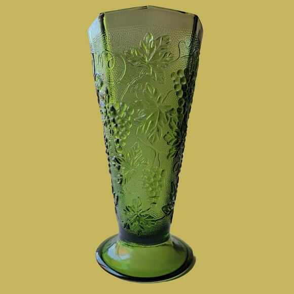 Vintage 1970s Anchor Hocking Green Glass Grape Motif Large Octagonal Vase - Picture 1 of 5